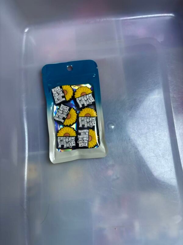 One pack contains 6 pieces of 2D focus lenses. #0091